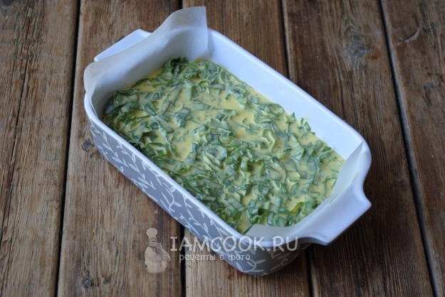 Переложить тесто в форму