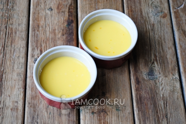 Разлить яичную смесь по формочкам