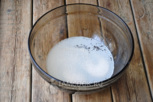 Всыпать в воду сахар и дрожжи