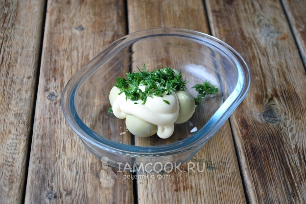 Соединить желтки, укроп и майонез