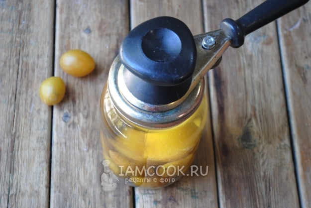 Закатать банку крышкой