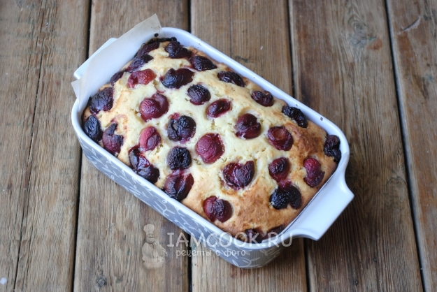 Фото пирога с черешней и творогом