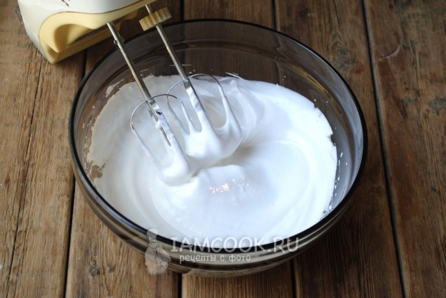 Взбить белки с сахаром