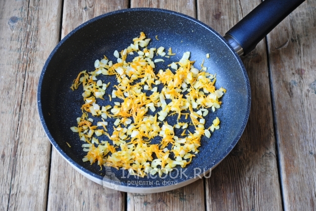 Обжарить лук с морковью