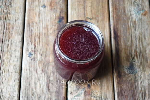 Положить варенье в банку