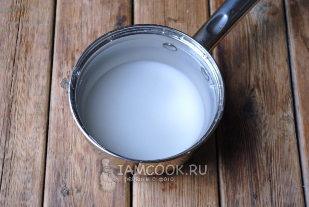 Всыпать в воду сахар