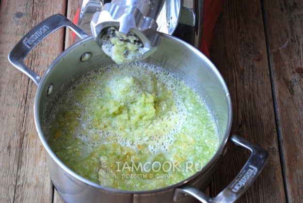 Перекрутить кабачки на мясорубке