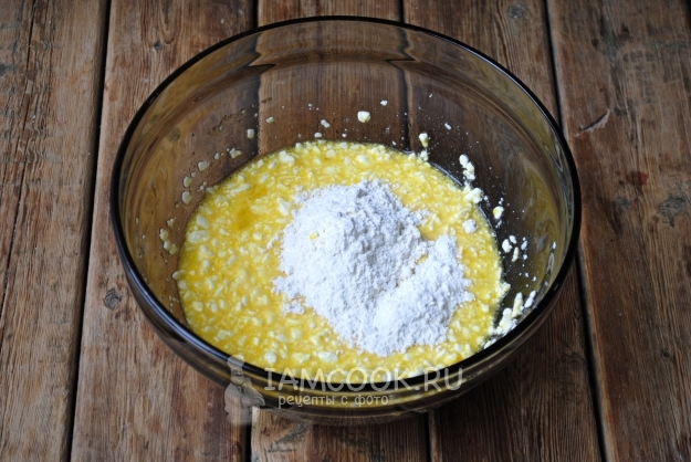 Всыпать муку и соду