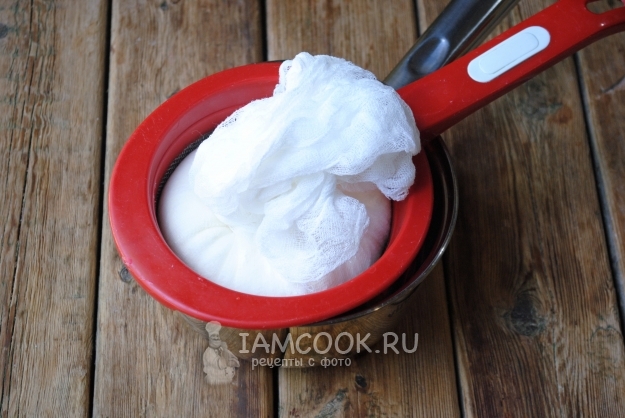 Выложить сметану в марлю