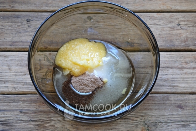 Соединить сахар, мед, масло и корицу