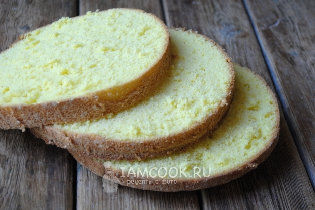 Разрезать бисквит на коржи