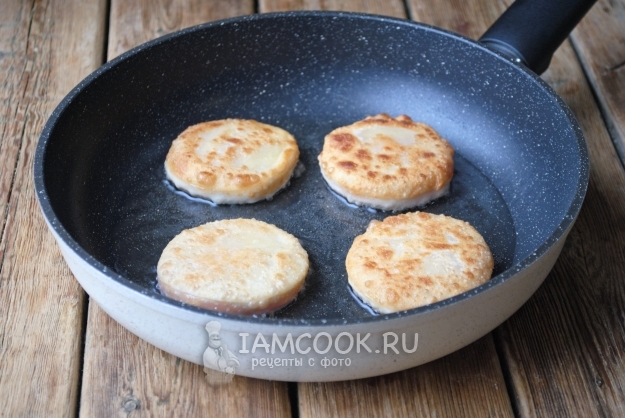 Пожарить пирожки