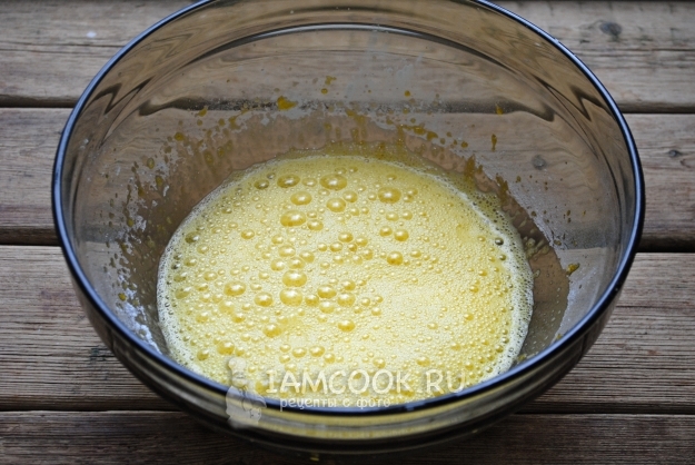 Соединить желтки, сахар и крахмал