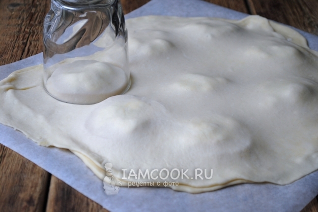 Вырезать из теста кружки