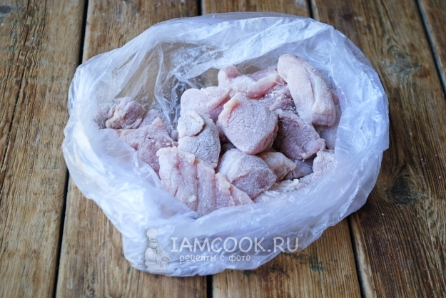 Обвалять мясо в муке со специями