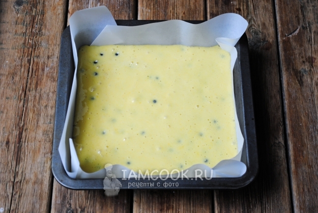 Выложить тесто в форму