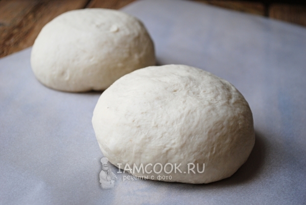 Разделить тесто на две части