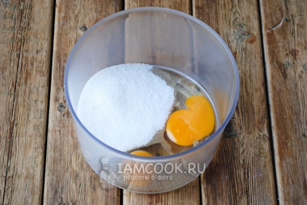 Соединить сахар и яйца