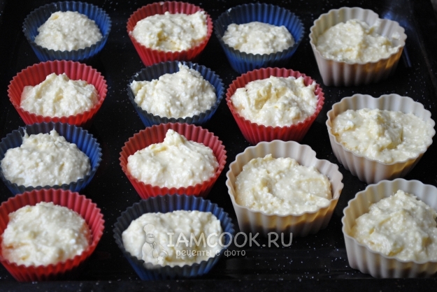 Разложить тесто по формочкам