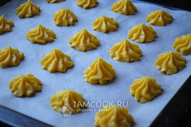 Отсадить тесто на противень