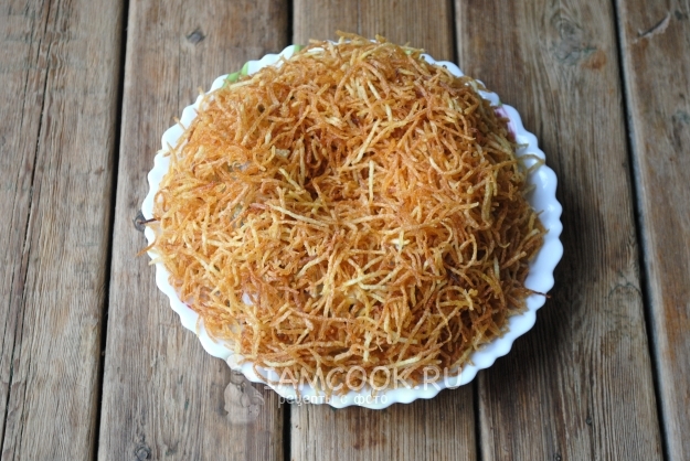 Покрыть салат картофельной соломкой