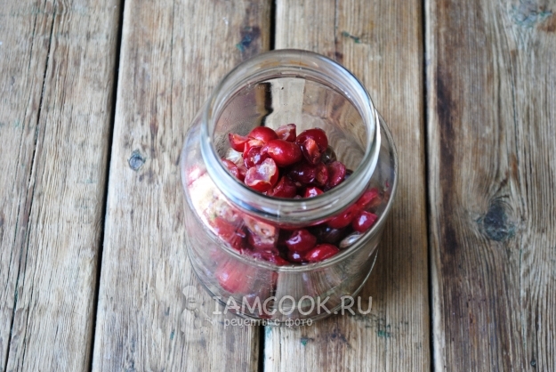 Положить в банку вишню и косточки