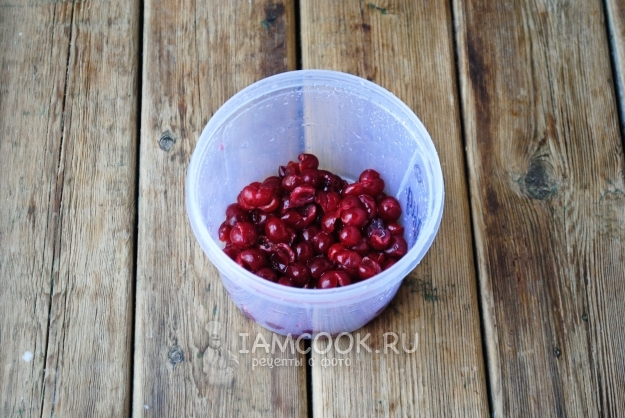 Удалить из вишни косточки