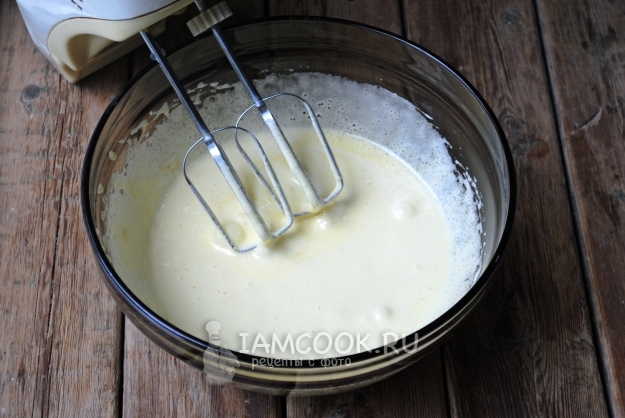 Взбить яйца с сахаром