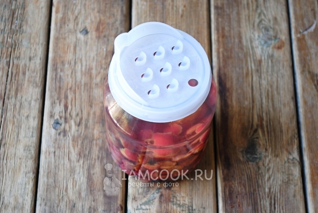 Слить с банки воду