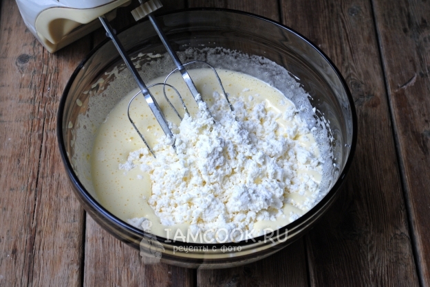 Положить творог