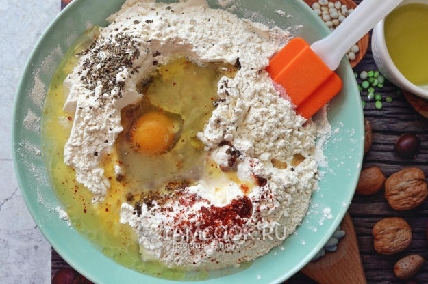 Соединить муку, масло, яйца и специи