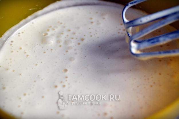 Взбить яйца с сахаром