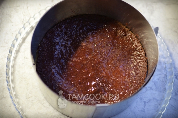 Смазать бисквит джемом