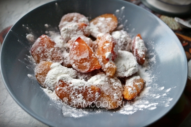 Посыпать сливы сахаром и крахмалом