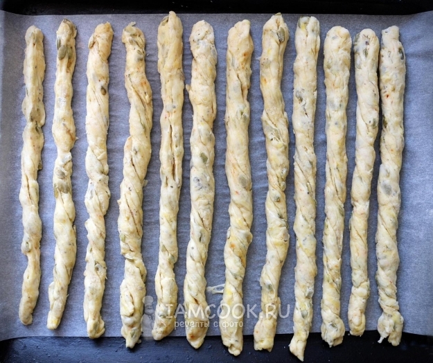 Положить заготовки на противень