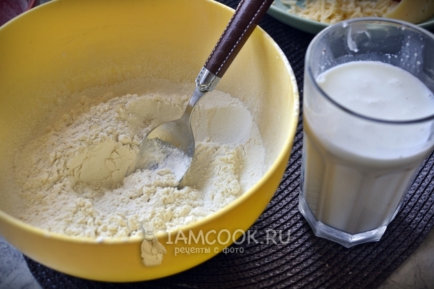 Смешать муку и разрыхлитель