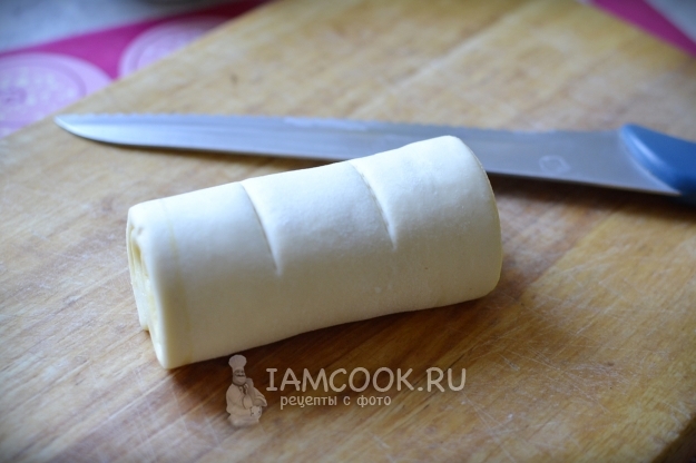 Сделать надрезы на тесте