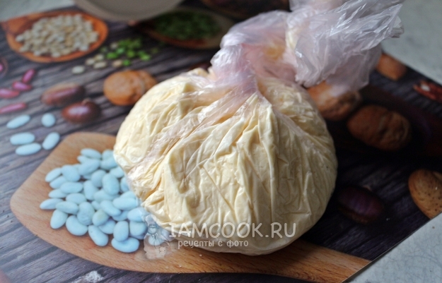 Положить тесто в пакет