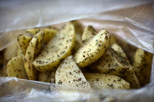 Всыпать соль и специи