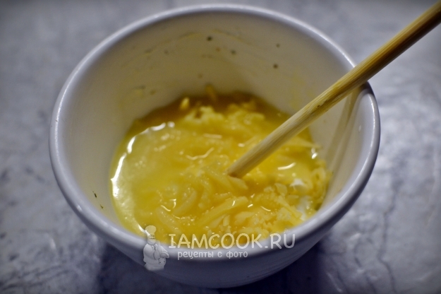 Соединить сметану, сыр и масло