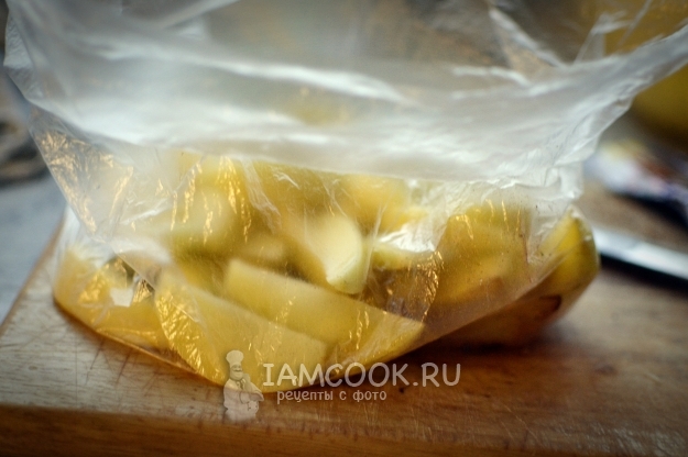Положить картофель в пакет