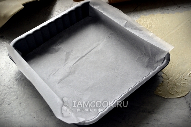 Застелить форму пергаментом