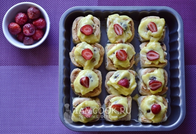 Положить крем и клубнику