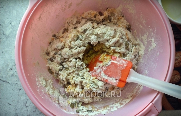 Влить масло