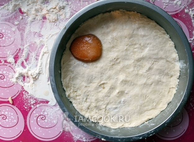 Выложить тесто в форму