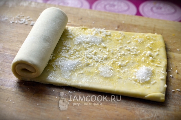 Свернуть тесто в рулет