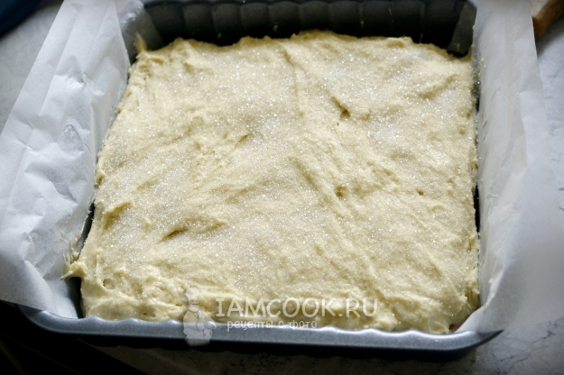 Посыпать тесто сахаром