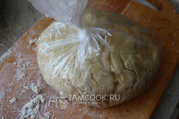 Положить тесто в пакет