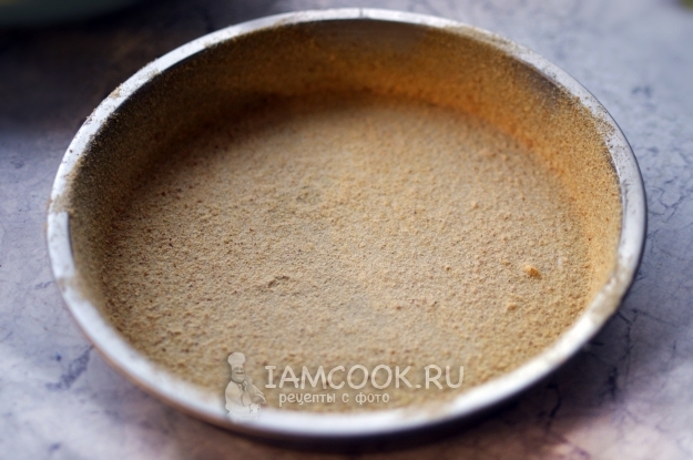 Присыпать форму сухарями