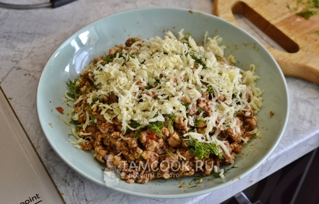 Положить к фаршу сыр и зелень